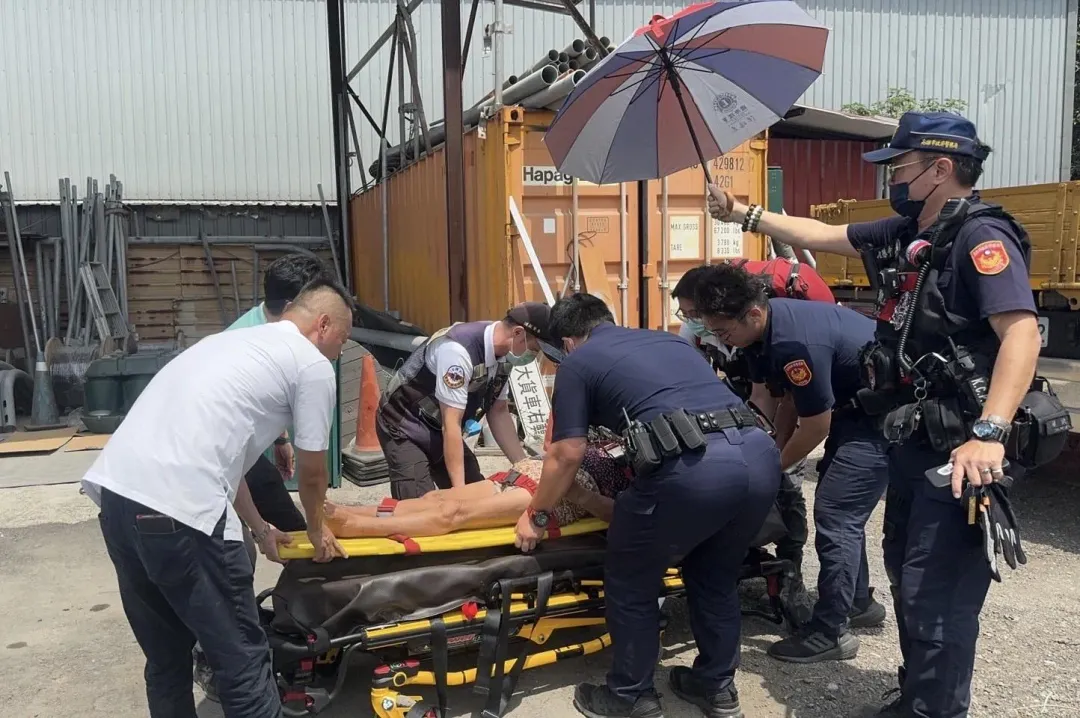 員警見廖嫗疲憊臥於草叢旁休憩，立即脫掉上衣及帽子遮陽避免中暑。（圖／民眾提供）