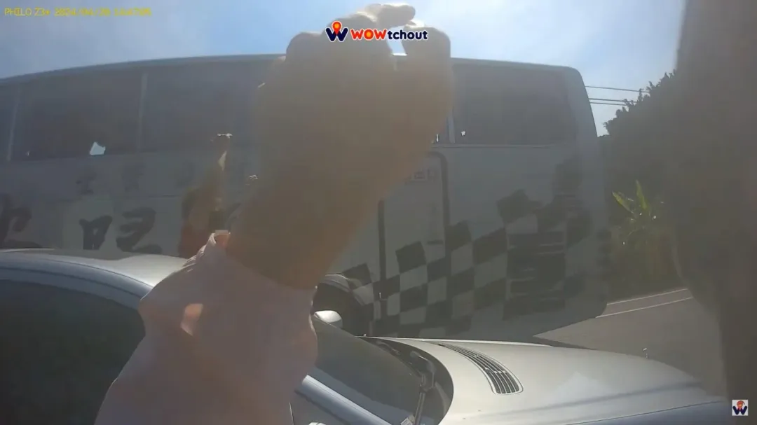 轎車駕駛經當街起乩跳舞。(圖/翻攝自WoWtchout – 地圖型行車影像分享平台)