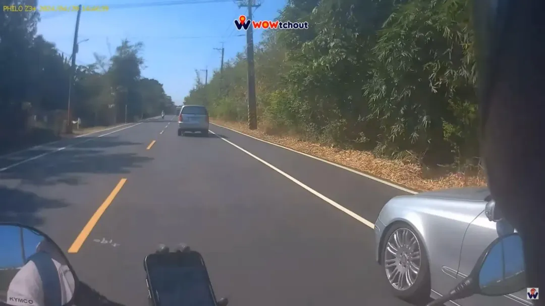 高雄有一名機車騎士,日前行經橋頭區橋南路時,突然一名汽車駕駛從右側超車企圖逼車。(圖/翻攝自WoWtchout – 地圖型行車影像分享平台)