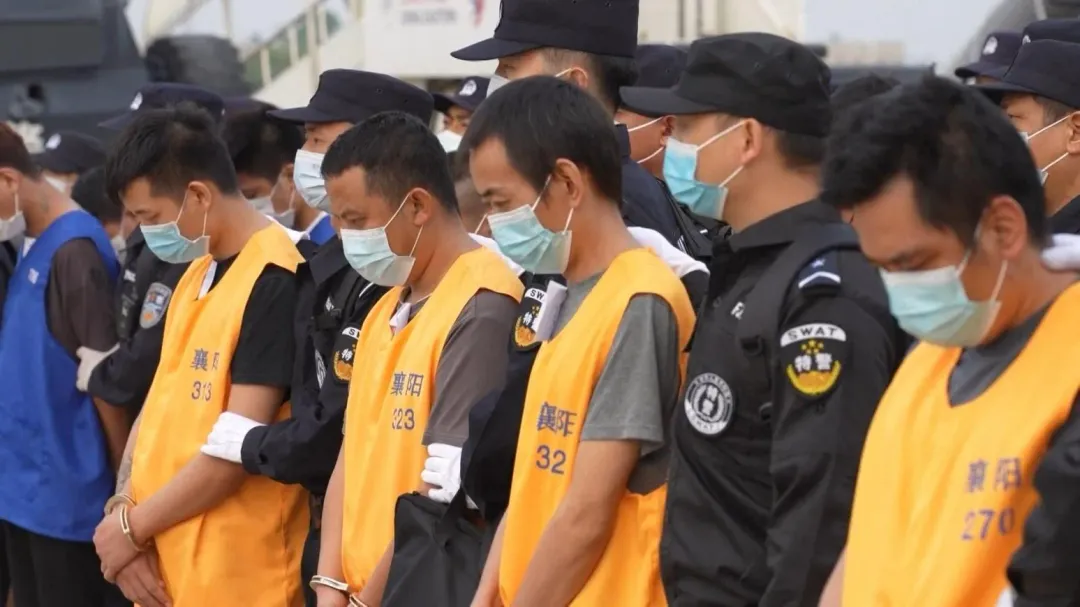 搭載百餘名疑犯的兩架民航包機清晨降落於湖北武漢天河國際機場（圖／央視）