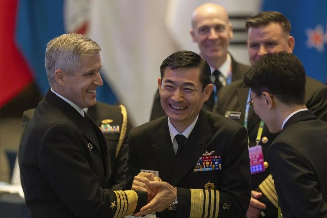 美國太平洋艦隊司令柯勒（Stephen Koehler）出席參加論壇，受到南韓軍方高層歡迎。（圖／美聯社）