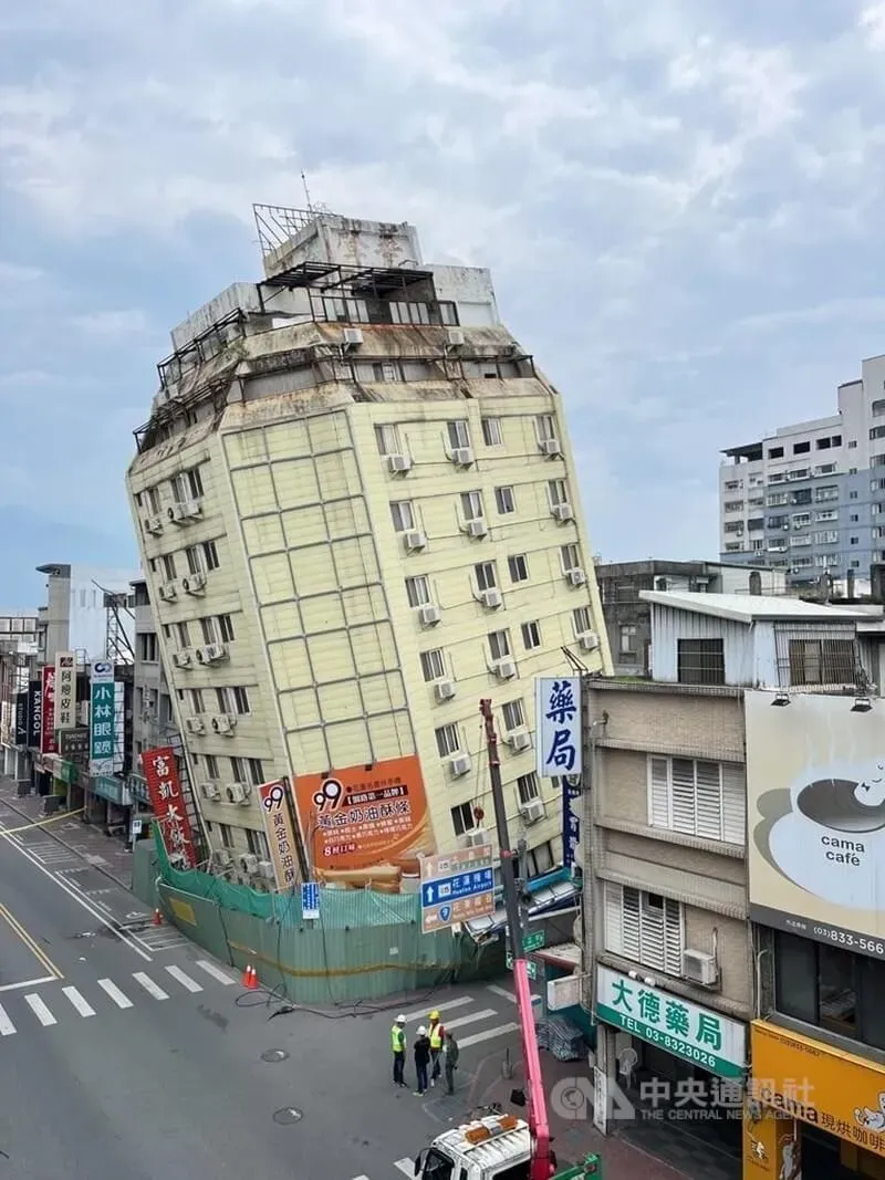 花蓮地震富凱大飯店傾斜有倒塌風險。（圖／中天新聞）