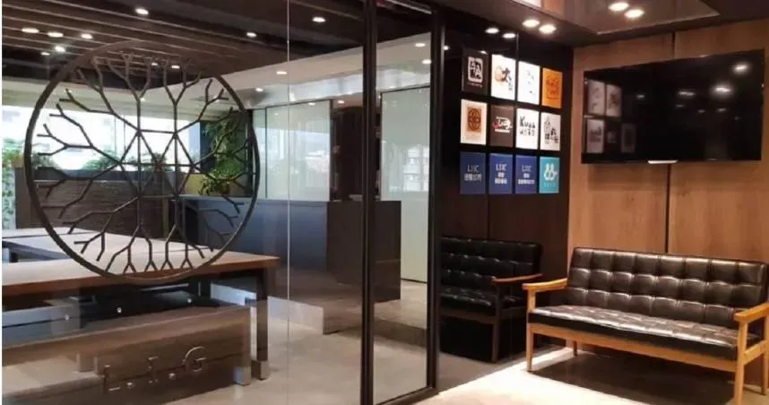 捷利國際餐飲集團旗下的「Pepper Lunch胡椒廚房」等餐廳無預警倒閉,還爆出積欠薪水、資遣費等,母集團遭員工一狀告上法院。(圖/翻攝自捷利國際餐飲集團官網)