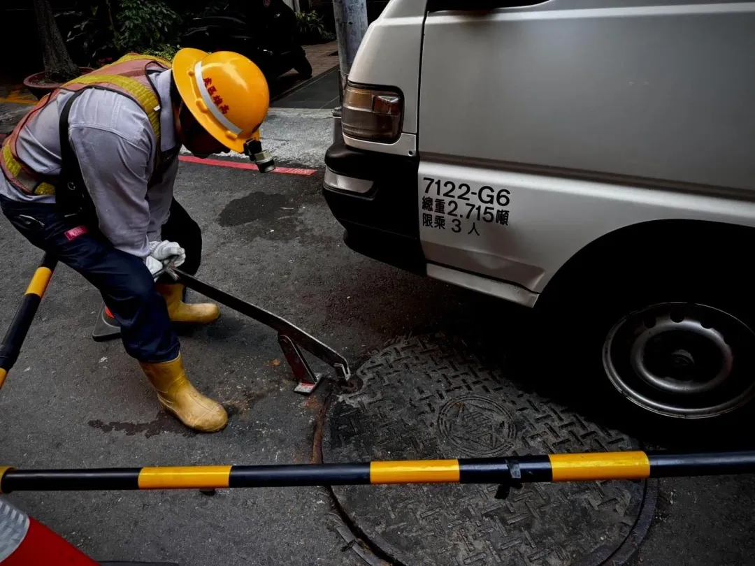 為加速復電，台電派出3組搶修人員至事故現場搶修。（圖／中天新聞）
