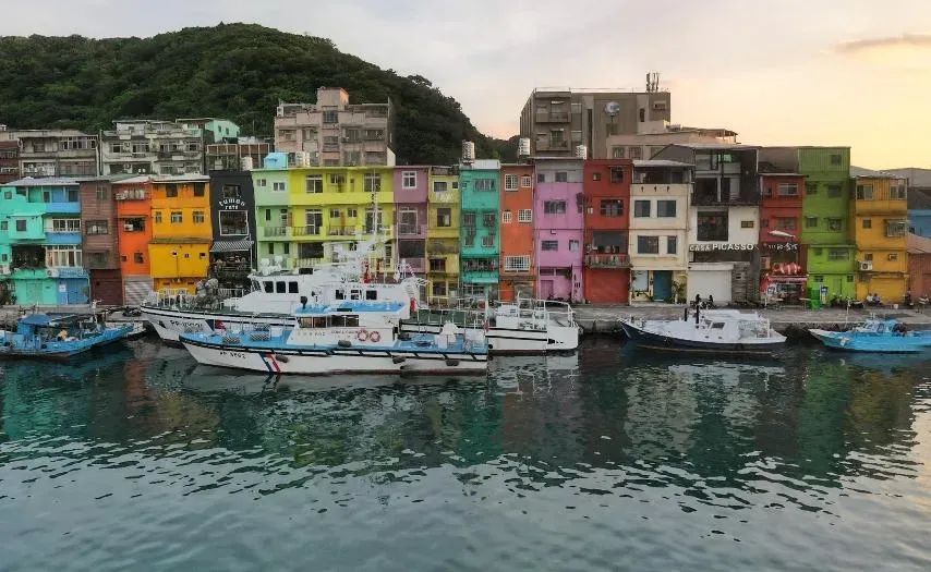 基隆正濱漁港被PTT鄉民拿來和越南富國島的彩色建築做比較。(圖/翻攝自Google Maps)