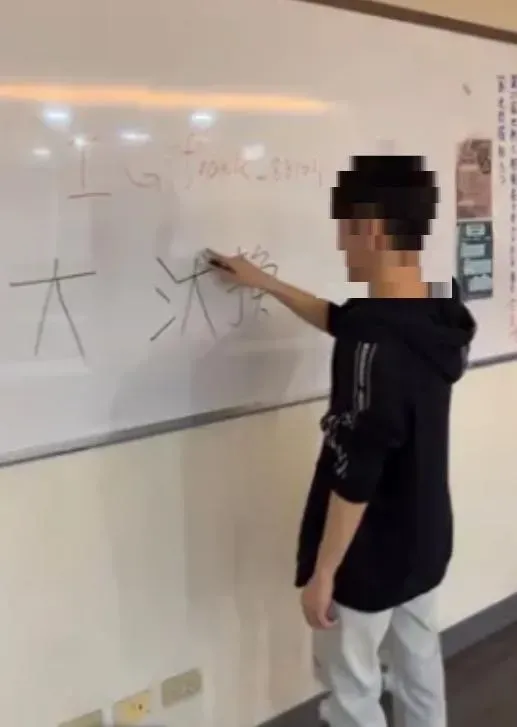 八大男在校園公開招募。(圖/翻攝自Dcard)