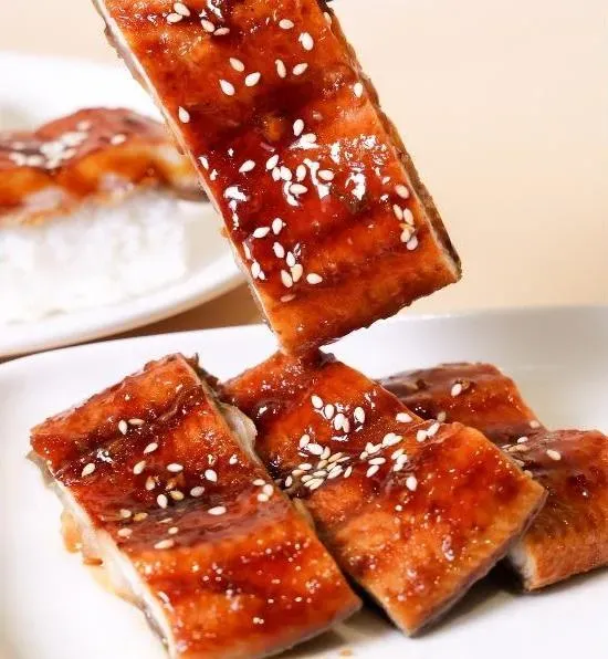新千葉火鍋推出鰻魚季，讓饕客暢享外銷日本等級肥嫩蒲燒鰻。（圖／千葉火鍋集團提供）