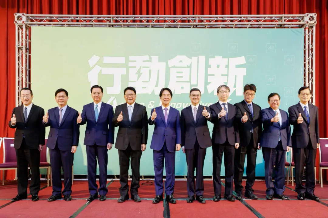 準總統賴清德與國安團隊成員合影。(圖/民進黨提供)