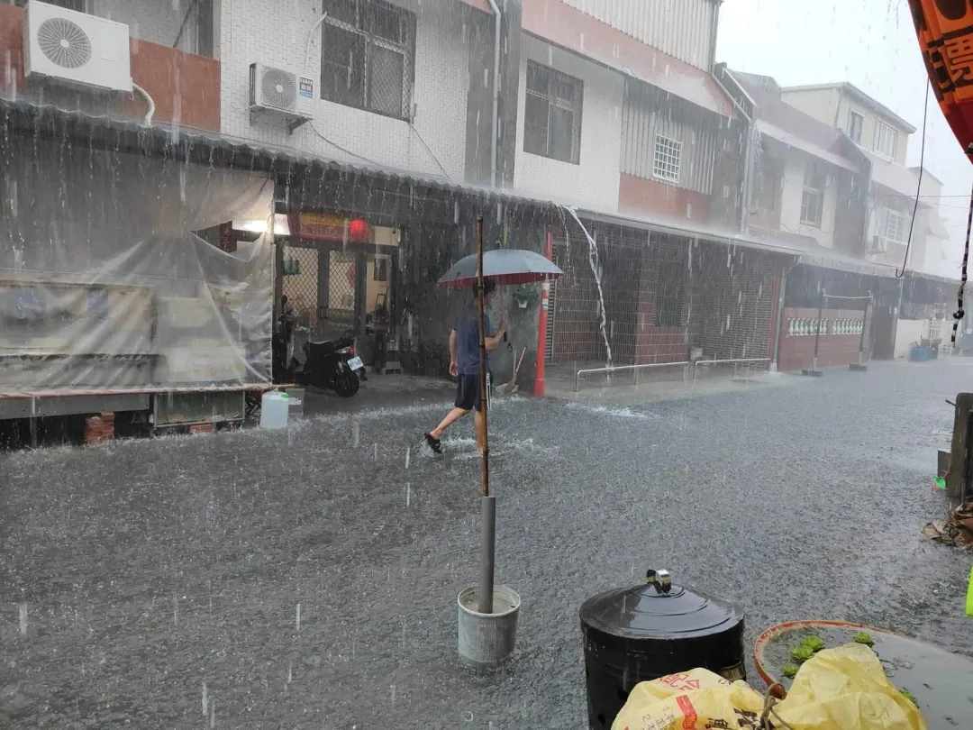 嘉義大雨,水淹一個腳踝深。(圖/翻攝自臉書)