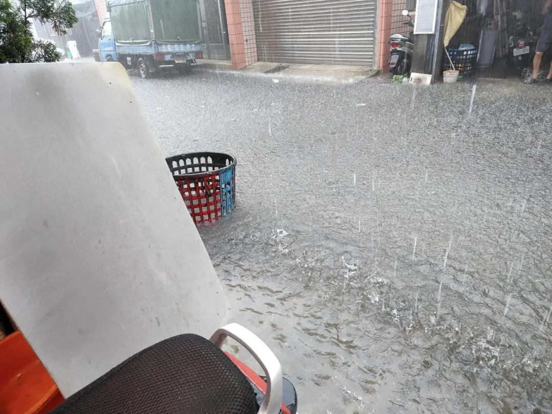 嘉義大雨,水淹一個腳踝深。(圖/翻攝自臉書)
