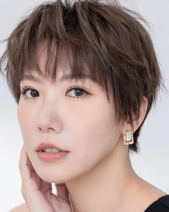 女星大牙自創品牌，不僅美美入鏡當代言人，還肩負採購、品檢、出貨所有細節，親力親為。（圖／List .U提供）