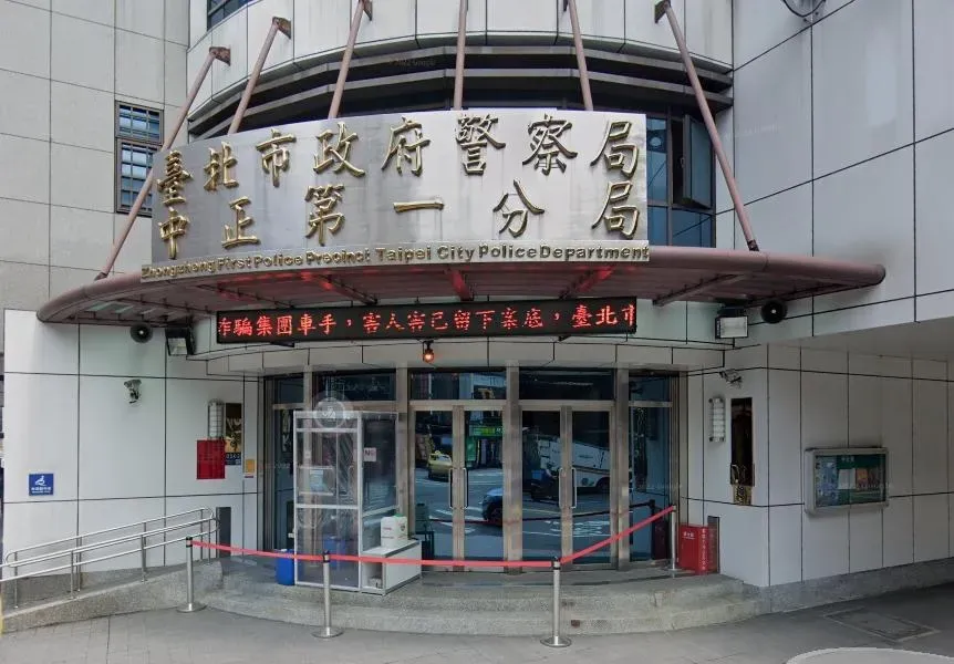 北市忠孝西路派出所25日驚傳槍響,一名37歲徐姓男警舉槍自戕送醫不治。(圖/翻攝自Google Maps)