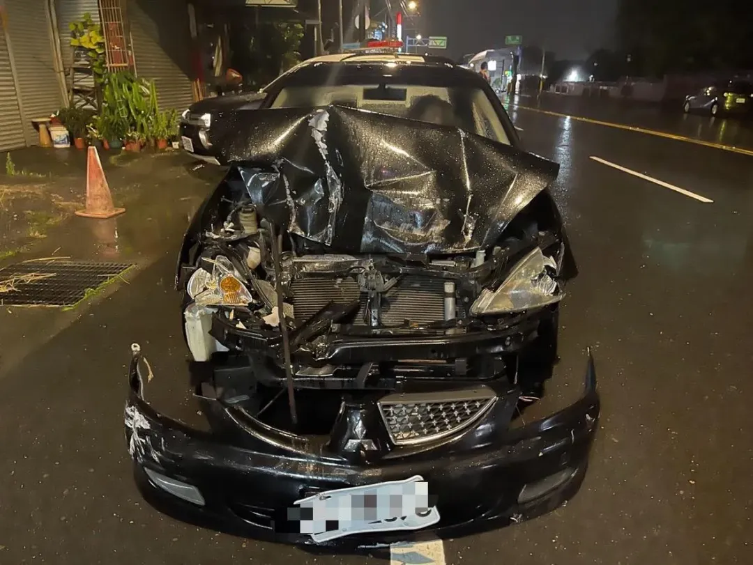 轎車車頭全毀,引擎蓋整個被掀起炸開,可見當時撞擊力道之大。(圖/民眾提供)
