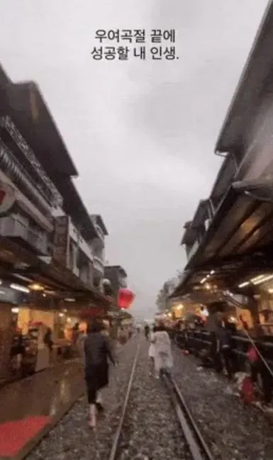 有韓國情侶日前放天燈不是緩緩向上升起，而是往橫的方向飛，讓男生看到後完全傻眼，立馬火速跑步追趕天燈。（圖／翻攝畫面）