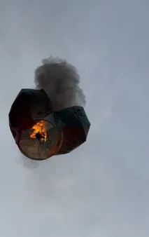 天燈升空後突然不明原因炸開。（圖／翻攝畫面）