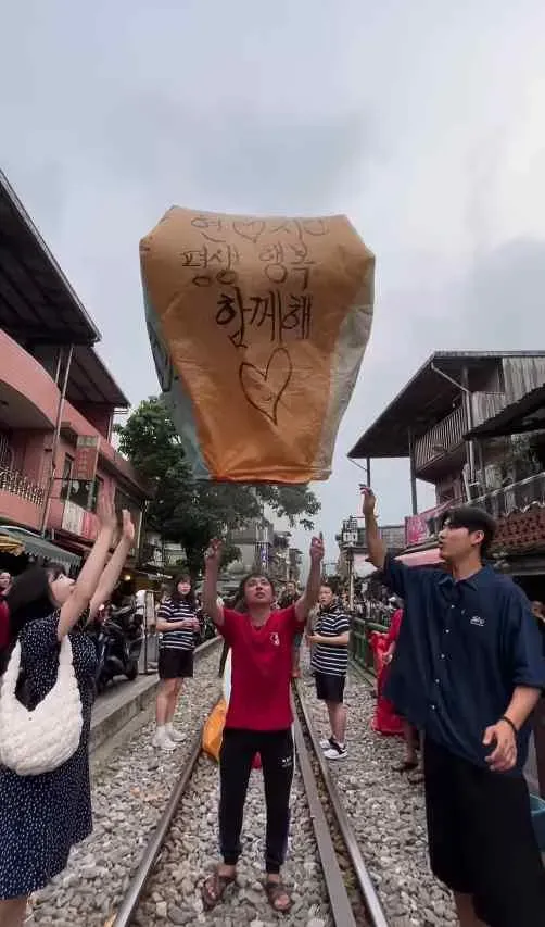 韓國情侶來台放天燈。（圖／kiamkoysek IG）