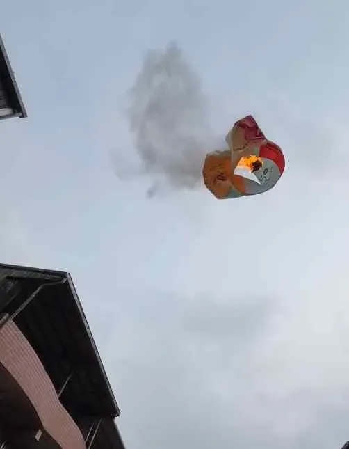 天燈升空才2秒就裂成兩半。（圖／kiamkoysek IG）