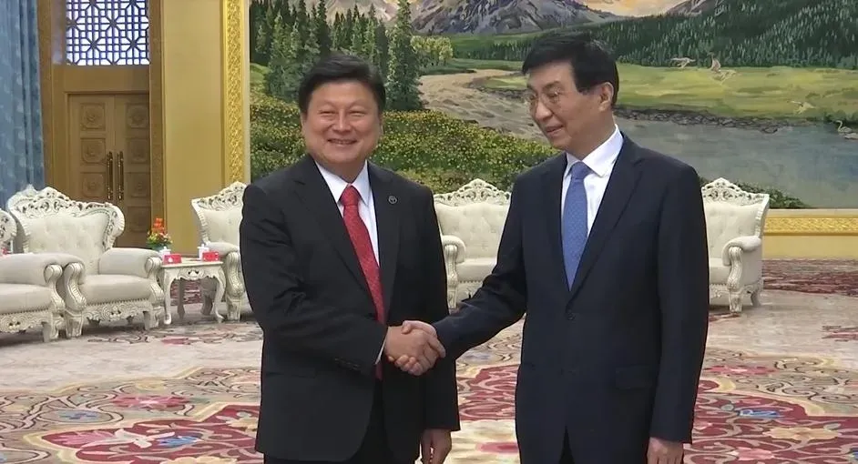 國民黨立院黨團總召傅崐萁,27日與大陸全國政協主席王滬寧在北京會面。(圖/中天新聞)