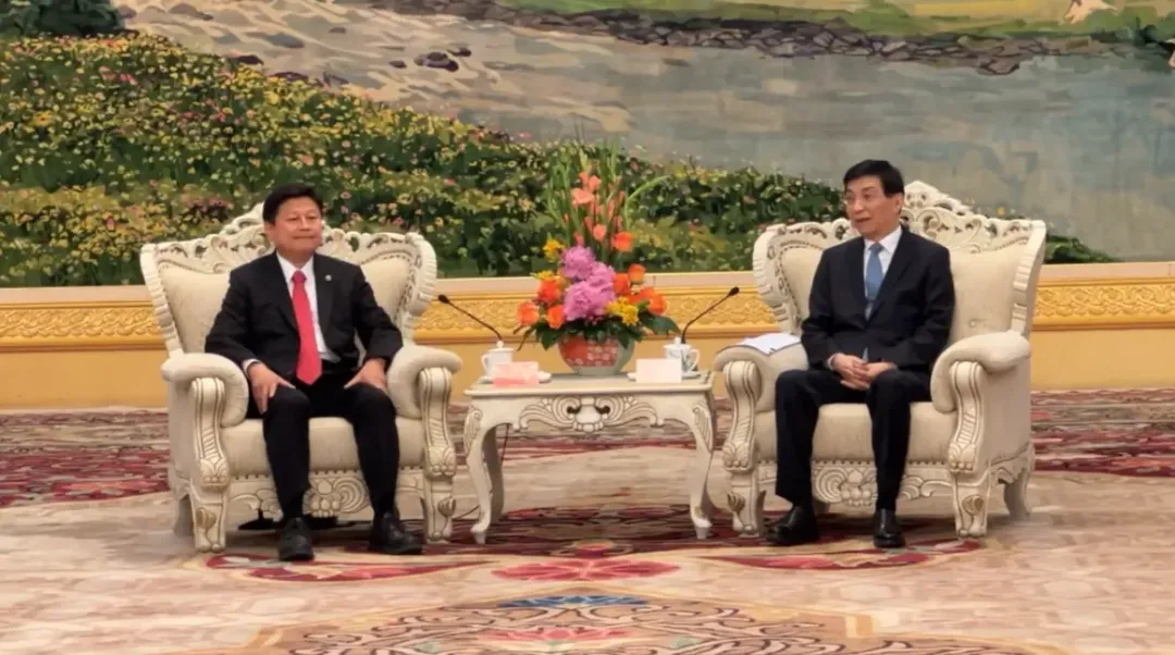 國民黨立院黨團總召傅崐萁,27日與大陸全國政協主席王滬寧在北京會面。(圖/中天新聞)