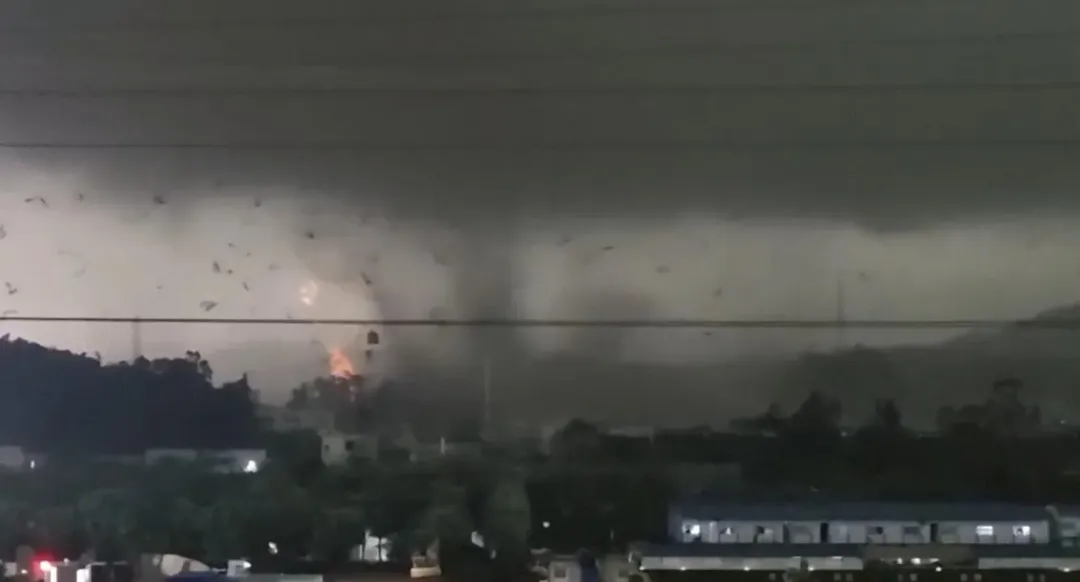 廣州白雲區27日下午3時許出現龍捲風。（圖／翻攝微博）