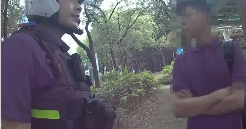 高姓男車手在台北市一處公園清點數額鈔票,熱心民眾見狀通報警方。(圖/翻攝畫面)