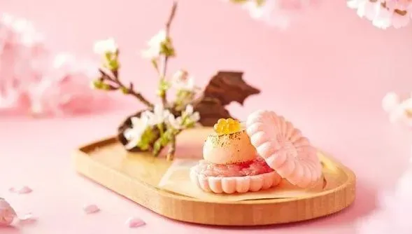 即日起到5月31日，到全台門店內用消費2客極上/名物套餐，出示官網或社群活動畫面，即送170元的「櫻之干貝最中餅」1份。（圖／王品提供）