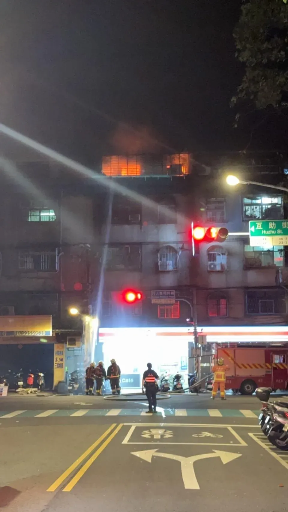 板橋區互助街今天凌晨3點24分一間民宅發生火警。(圖/中天新聞)