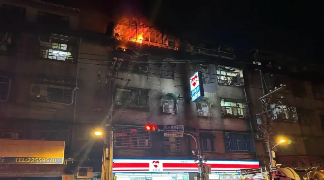 板橋區互助街今天凌晨3點24分一間民宅發生火警。(圖/中天新聞)