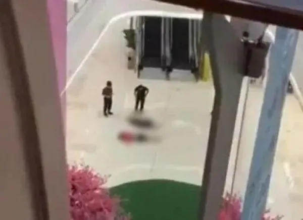 路人衰被墜樓女砸中。(圖/翻攝自微博)
