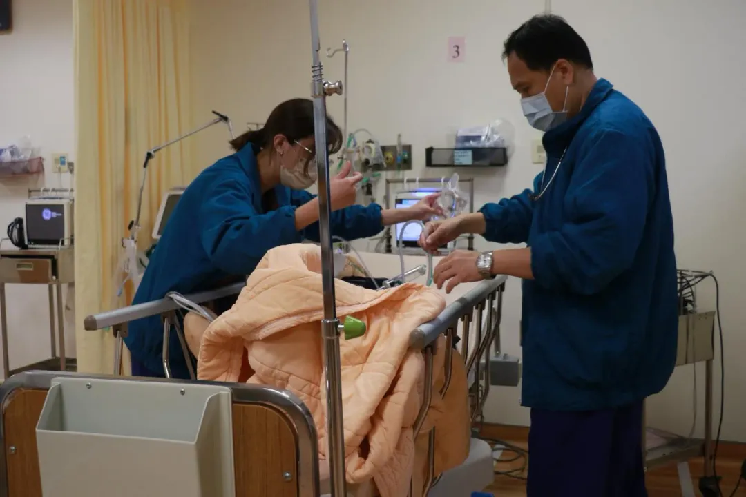 台中一位男子在海鮮餐廳聚餐疑吃到蟹膏過敏,血壓狂降剩70、休克打強心針搶命。圖/台中慈濟醫院提供