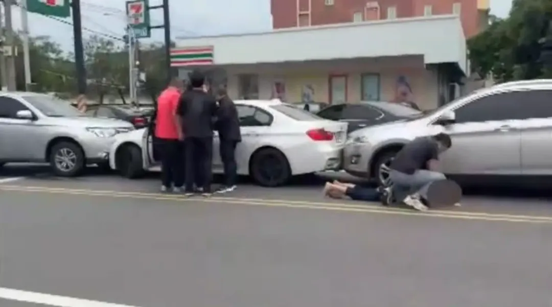 偵查隊員見機不可失，以偵防車從前方迅速接近抵住車頭。（圖／翻攝畫面）