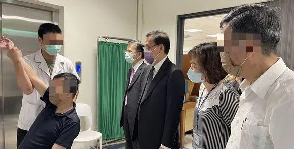蔡清祥親自探訪吳姓檢察官復健過程。（圖／彰檢提供）