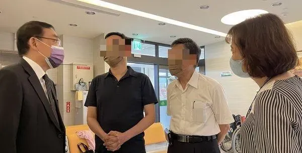 法務部長蔡清祥感謝彰基、員郭醫院救治吳姓檢察官並協助其復原。（圖／彰檢提供）
