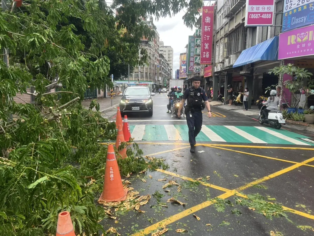 警方接獲報案後立即趕赴現場。(圖/民眾提供)