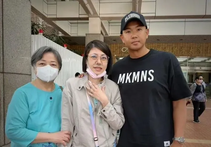 陳建州妹妹Vicky近期因亂擠痘,造成蜂窩性組織炎住院。(圖/翻攝自Vicky IG)