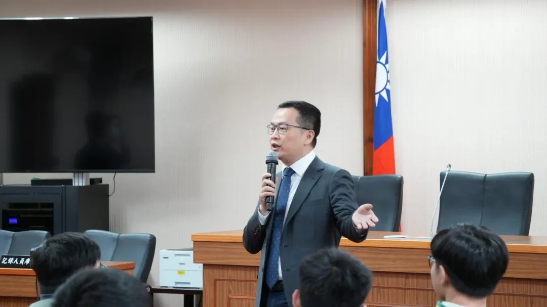 羅智強大讚韓國瑜狠打柯建銘的臉。(圖取自羅智強臉書)
