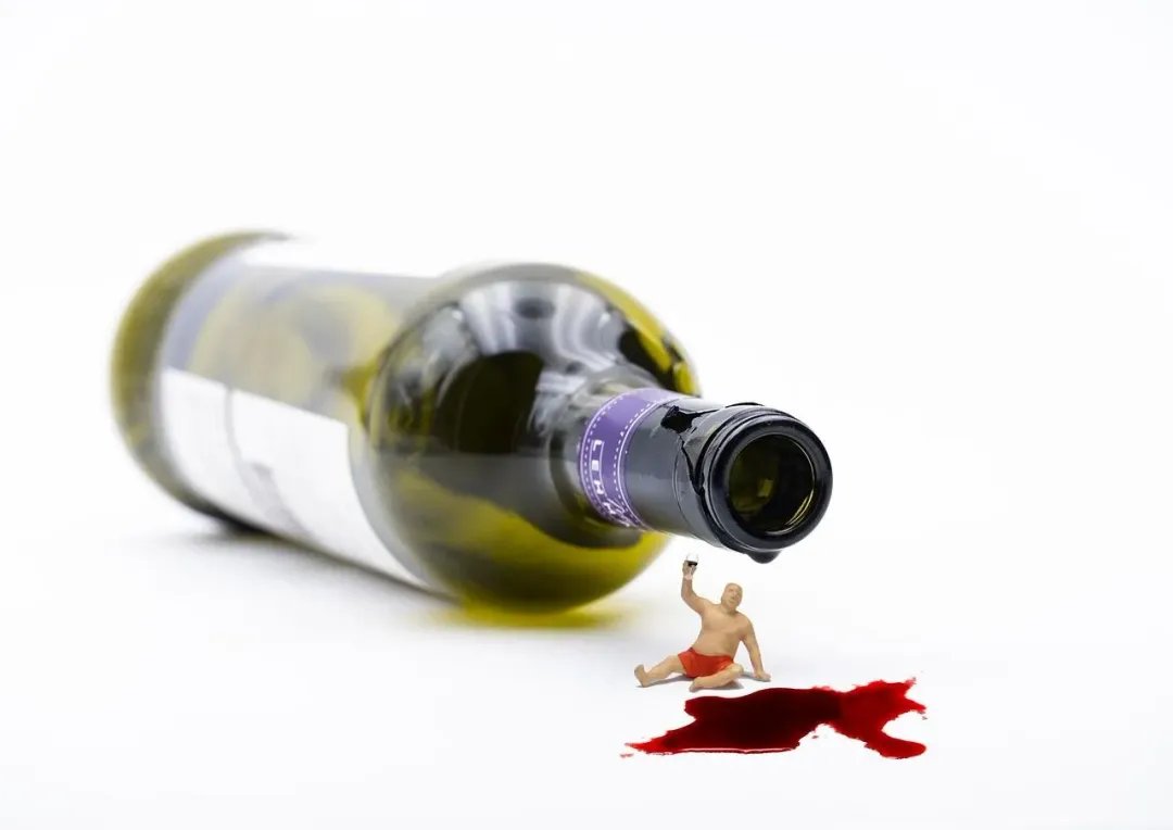 飲酒會對大腦中的白質造成損傷，導致認知功能下降和其他神經相關問題。（圖／Pixabay）