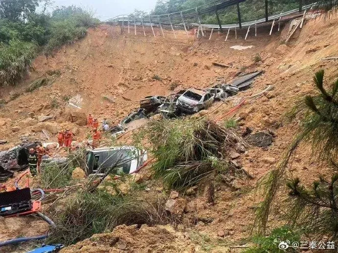事故造成20輛車陷落已知24死，多車堆疊燒成空殼。（圖／翻攝微博）