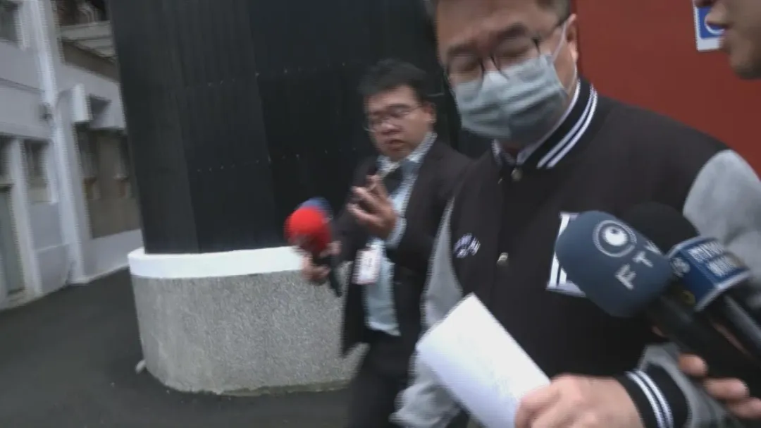 面對追問，吳秉叡出手架拐子說：別擋我路（攝自中天新聞）