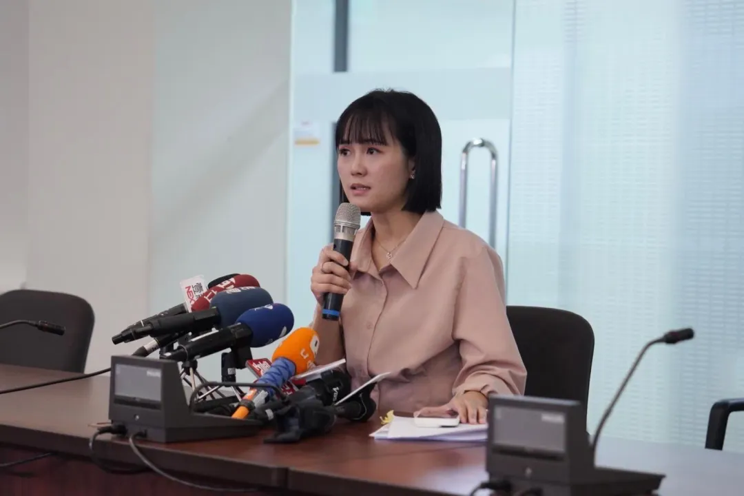 吳怡萱2日主持記者會。（圖／民眾黨提供）