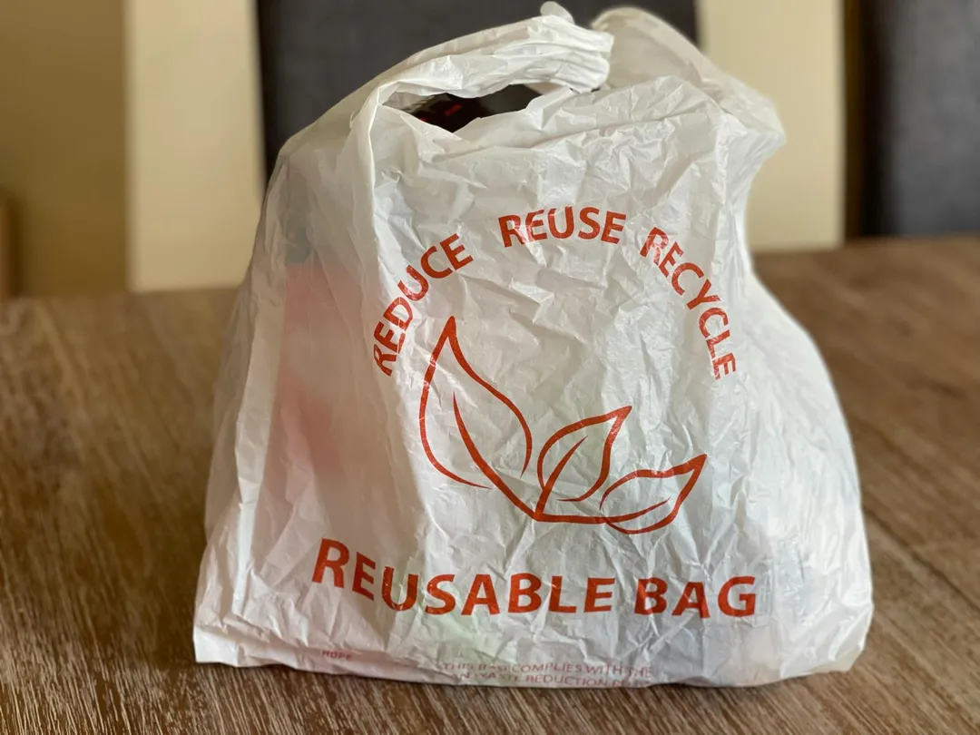 劉博仁指出，外食族經常使用的塑膠袋、紙杯內層塗料等，在接觸高溫食物或飲料時可能釋出塑化劑或雙酚A。（示意圖／pixabay）