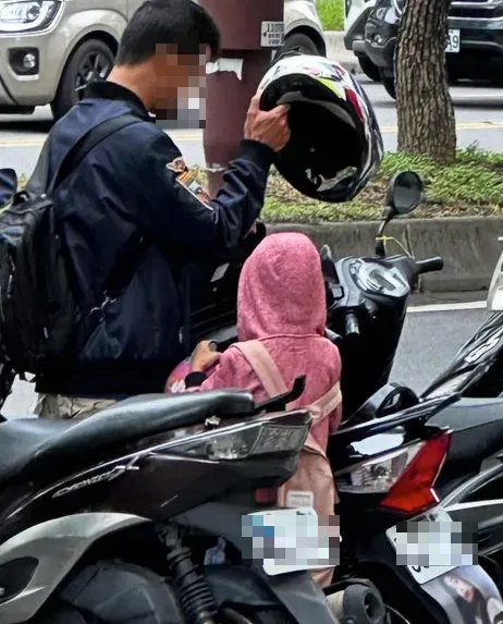 目擊者拍下父親的車牌及照片。(圖/翻攝自PTT)