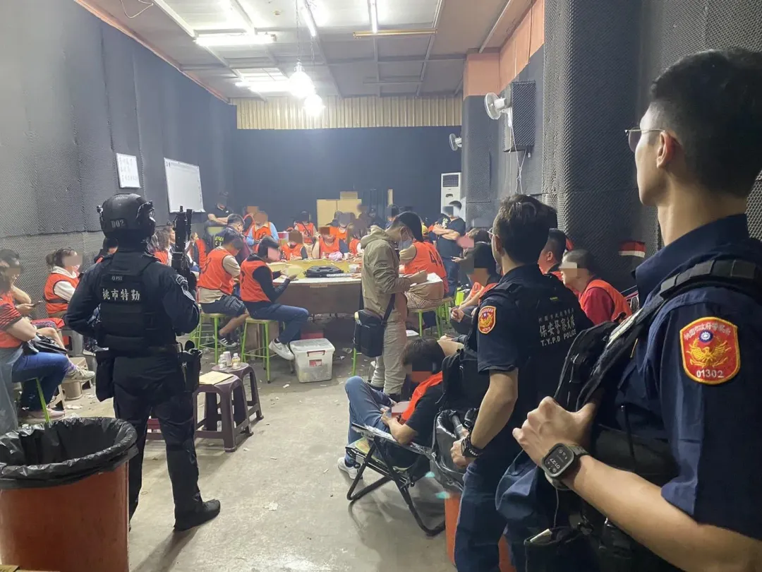 還有賭客發現警察上門後，想從後門逃跑，怎料就被警方堵個正著。（圖／翻攝畫面）