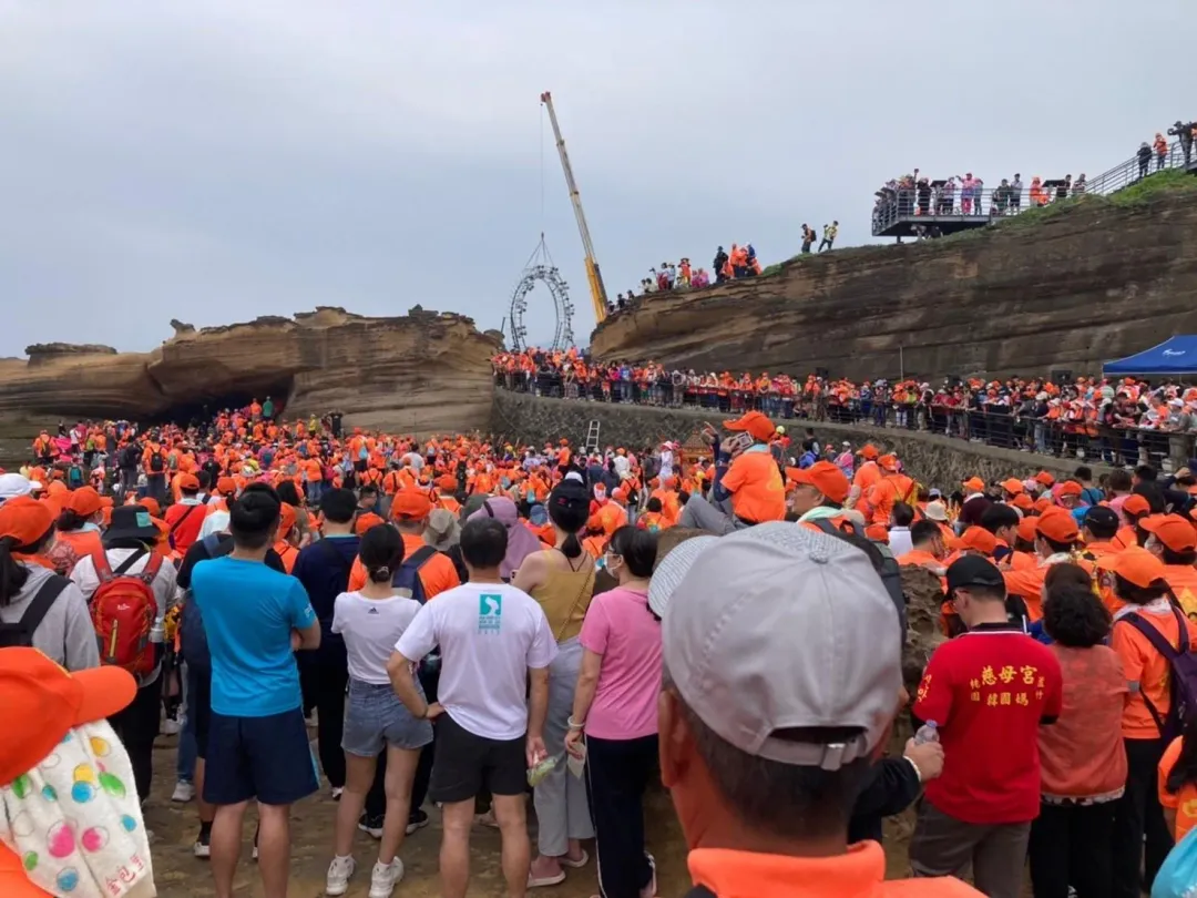 金包里二媽回野柳媽祖洞祭典於農曆4月16日最大退潮時,從金山步行恭請金包里二媽返回野柳媽祖洞,吸引許多信眾參與