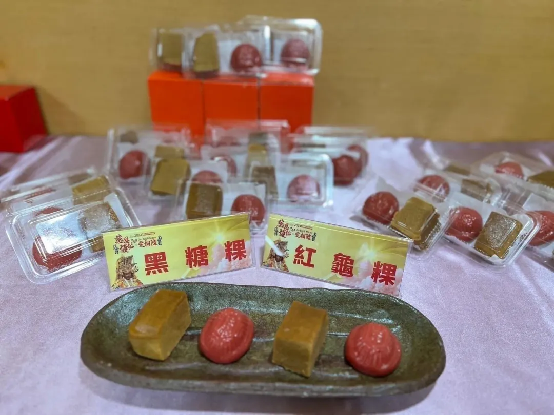 行腳沿途設置「明星級點心擔」,匯集粿粽、肉包、紅龜粿、黑糖粿等金山特色小吃及美食補給站,讓大家一路「呷平安」。