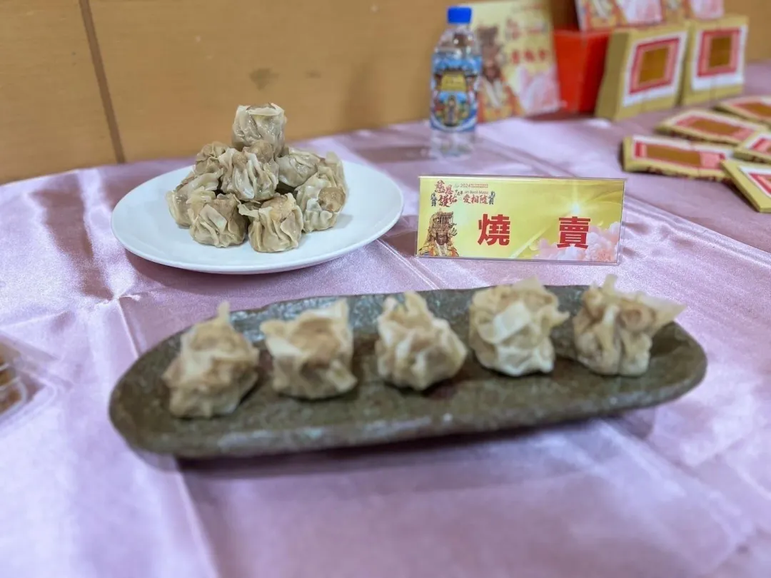 行腳沿途設置「明星級點心擔」,匯集粿粽、肉包、紅龜粿、黑糖粿等金山特色小吃及美食補給站,讓大家一路「呷平安」。