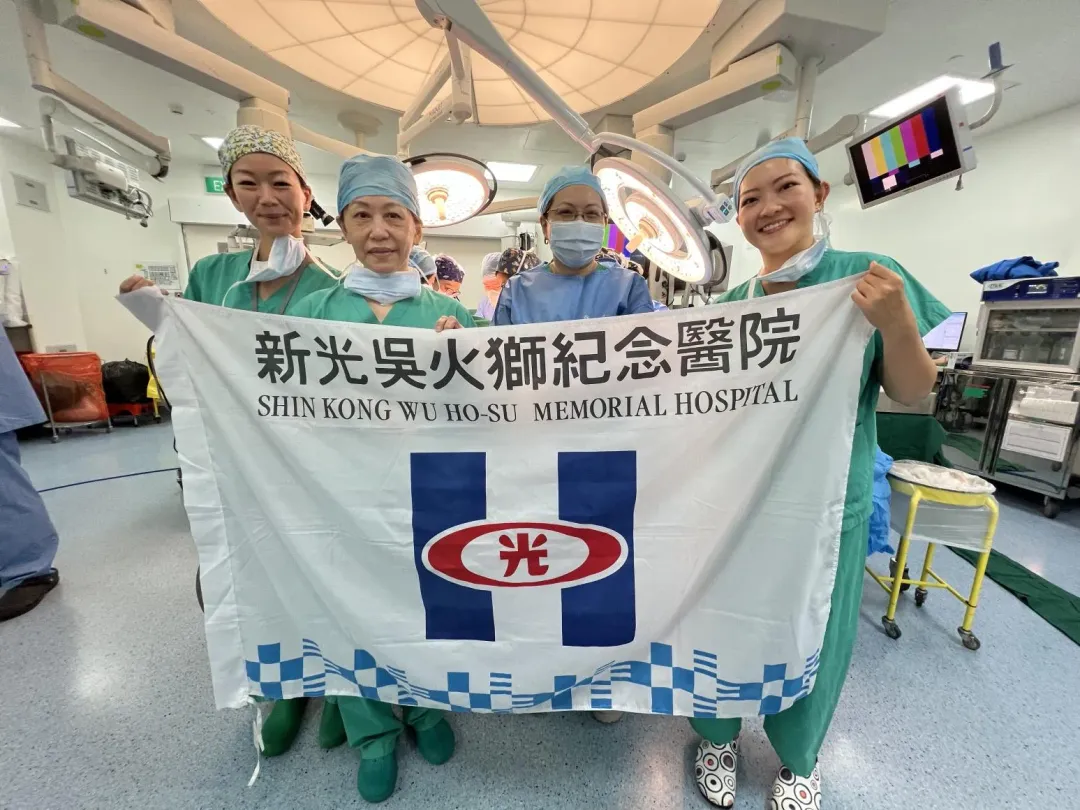 新光醫院首創以達文西手術切除乳腺治療乳癌 ，切除更精準、對組織破壞更小，印度醫生也瘋狂朝聖。圖為 鄭翠芳主任新加坡國立大學當手術指導。（圖／新光醫院提供）