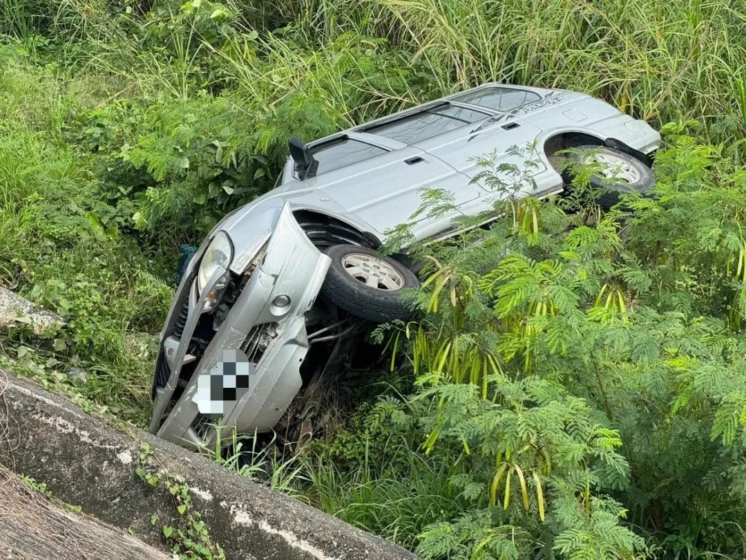 林男翻車現場。(圖/中天新聞)