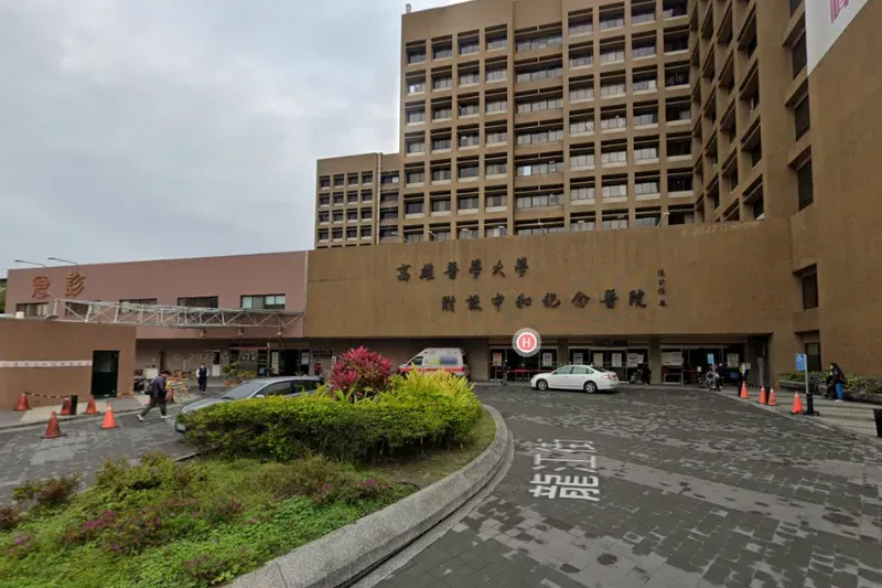高雄市三民區1日發生砂石車輾人死亡車禍,怎料高醫工讀生事後竟在社群發文戲謔死者,目前高醫已請工讀生刪文,並發布聲明向死者家屬及社會大眾致歉。 (圖/翻攝自Google Maps)