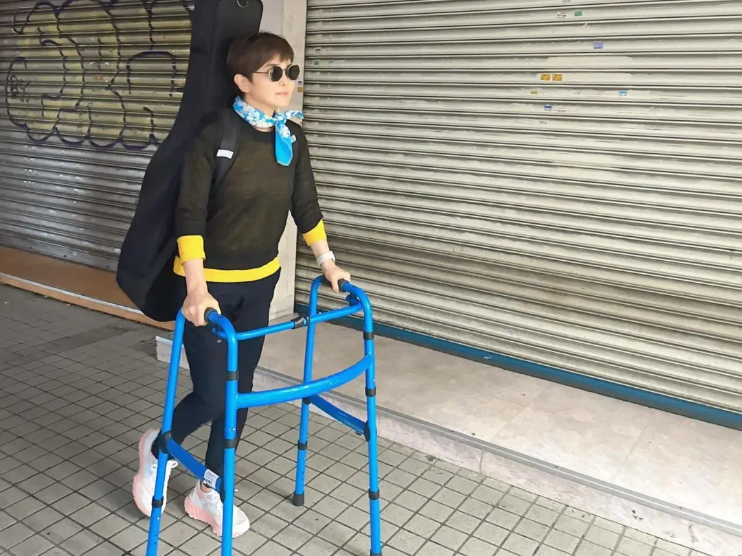李艷秋自嘲是半個機器人行走需靠助行器（攝自李艷秋臉書）